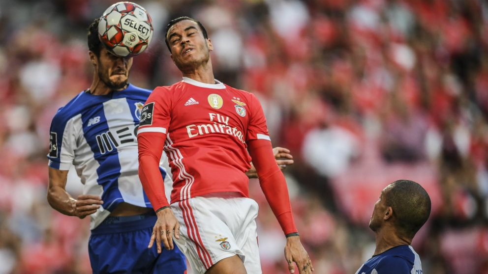 Raúl de Tomás en un partido con el Benfica. (AFP)