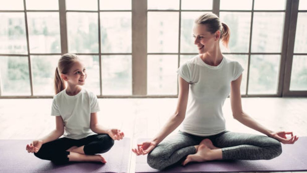 Descubre cómo puede beneficiar el yoga a los niños
