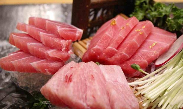 Bonito con jamón y puerros 