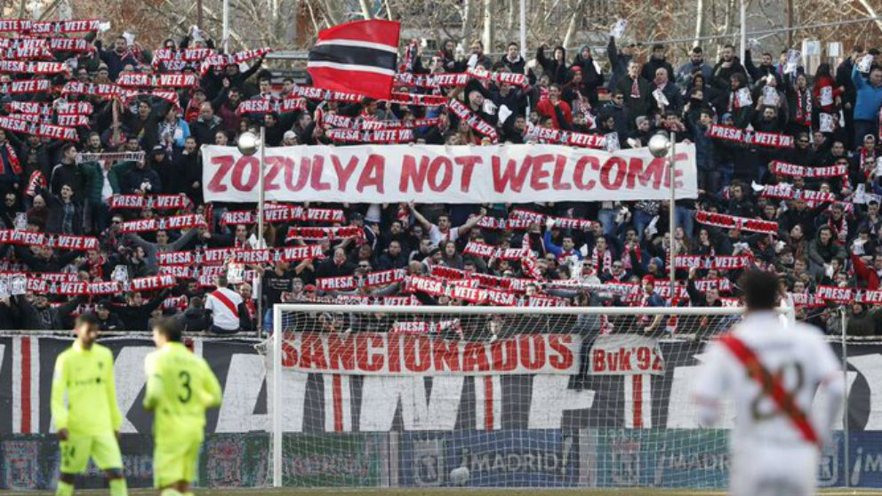 Pancarta contra Zozulya en Vallecas.