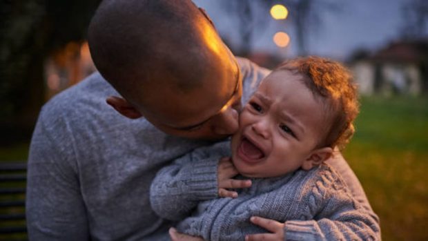 12 frases que decirle al niño cuando llora en lugar de «deja de llorar»