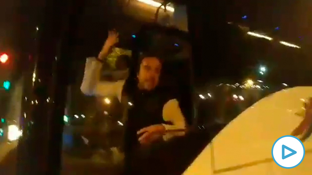 Un conductor de autobús se enfrenta a unos CDR en Barcelona: «¡Estamos hasta los cojones del independentismo!».