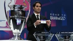 Hamit Altintop fue la mano inocente en el sorteo de la Champions. (AFP)