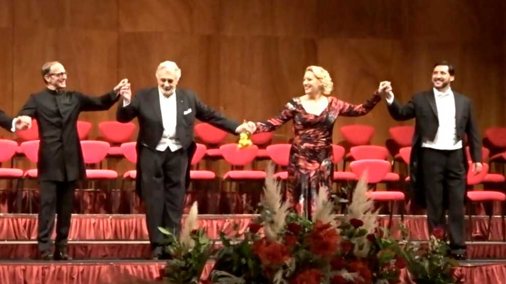 El tenor español Plácido Domingo junto a los artistas que le acompañaron en el 50 aniversario de su debut en La Scala de Milán. Foto: Twitter