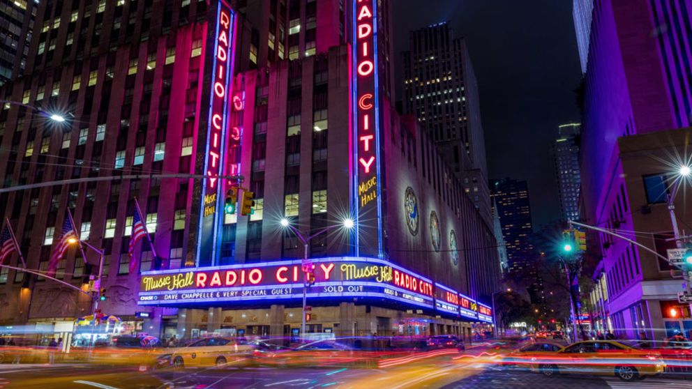 El 27 de diciembre de 1932 se inaugura el Radio City Music Hall en  Nueva York