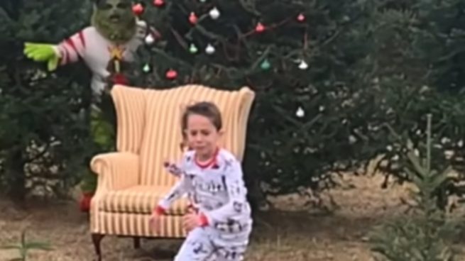 Facebook: Aparece un monstruo mientras se hacen la foto de Navidad