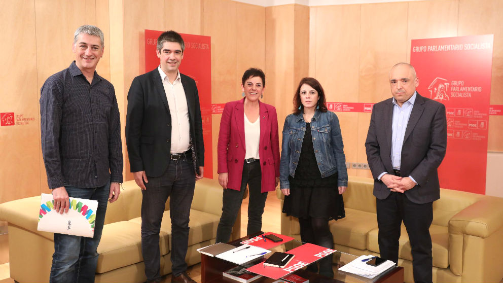 Dirigentes de EH Bildu y del PSOE se han reunido en el Congreso de los Diputados para tratar la investidura de Pedro Sánchez.