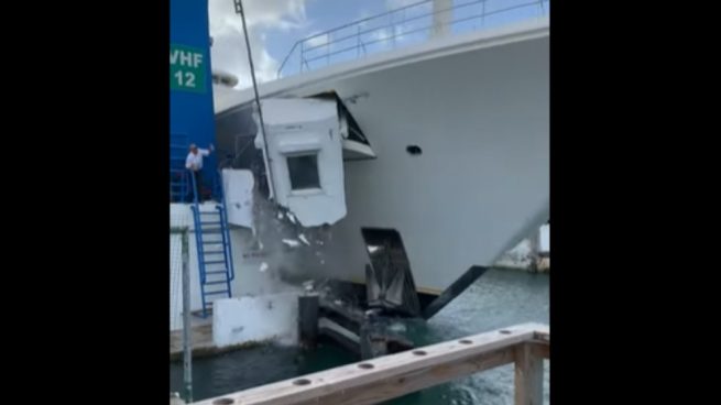 Facebook: Un yate de lujo comete un grave error al entrar al puerto
