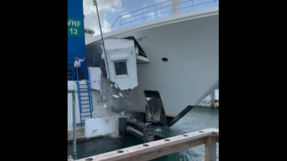 Facebook: Un yate de lujo comete un grave error al entrar al puerto