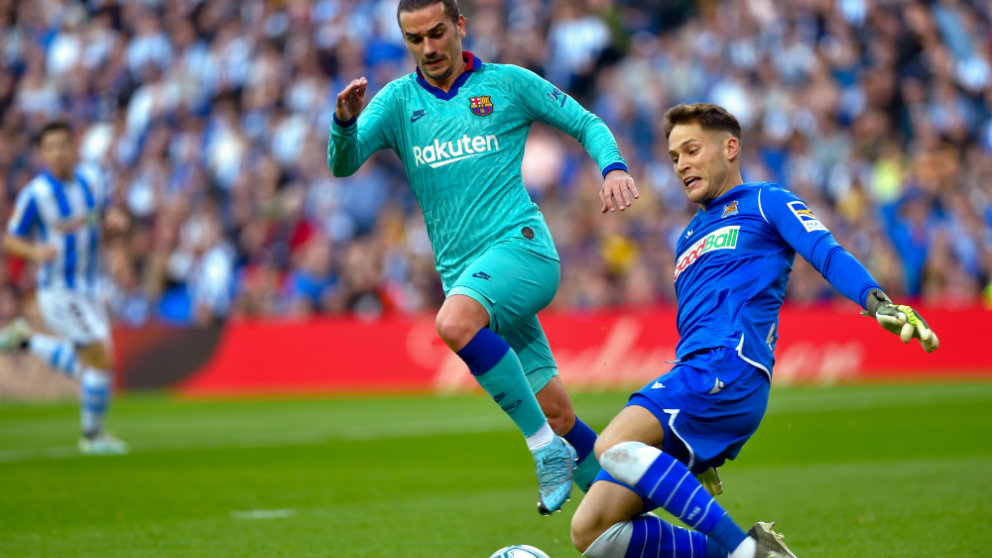 Álex Remiro con Griezmann. (AFP)