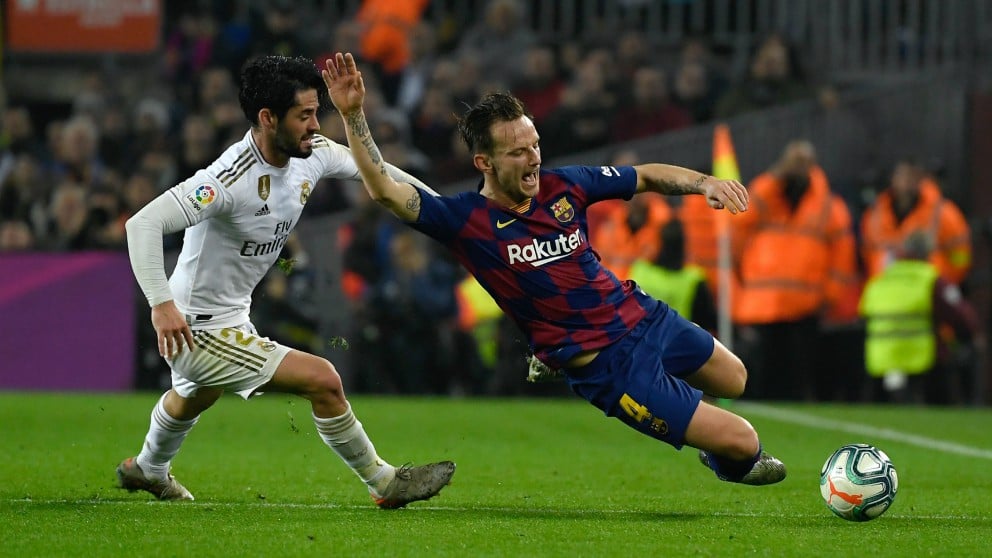 Isco y Rakitic, en un lance del Clásico. (AFP)