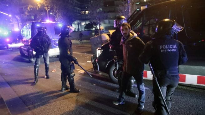 Un radical saqueó un furgón de los Mossos durante los disturbios del Camp Nou