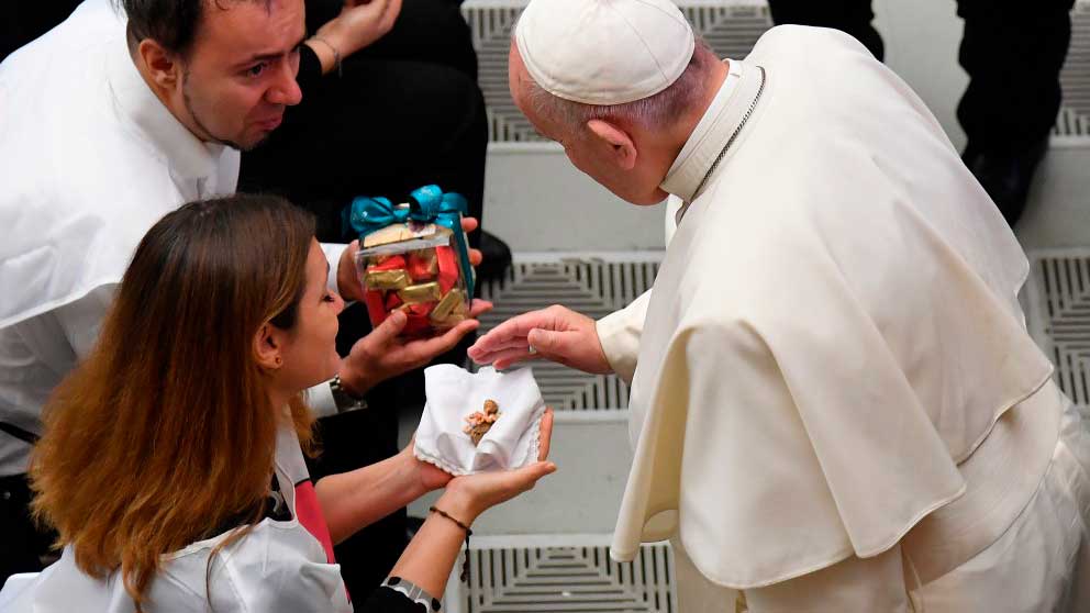 El Papa Francisco bendice una figurita del Niño Jesús durante la audiencia general de los miércoles en el Aula Pablo VI del Vaticano. Foto: AFP