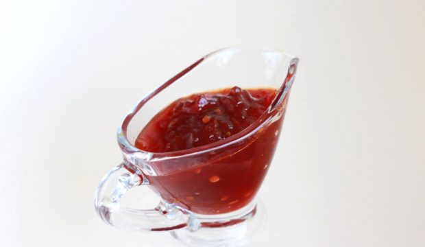 Montadito de queso de cabra con mermelada de tomate