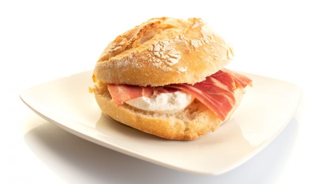 Montadito de queso de cabra con mermelada de tomate