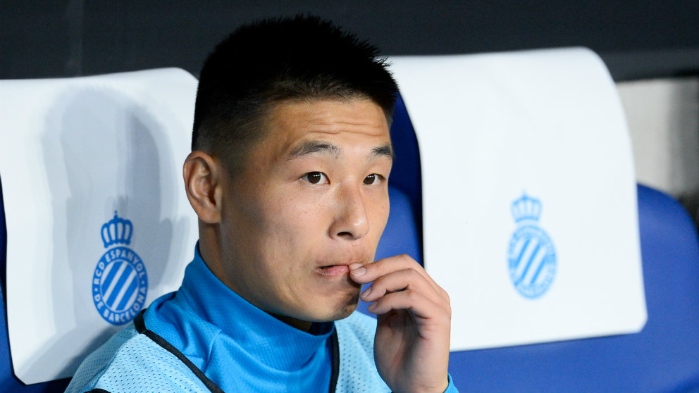 Wu Lei en el banquillo del Espanyol. (AFP)