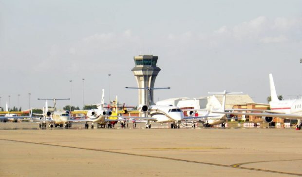 Base aérea de Torrejón de Ardoz cuando compartía la pista con vuelos civiles. 
