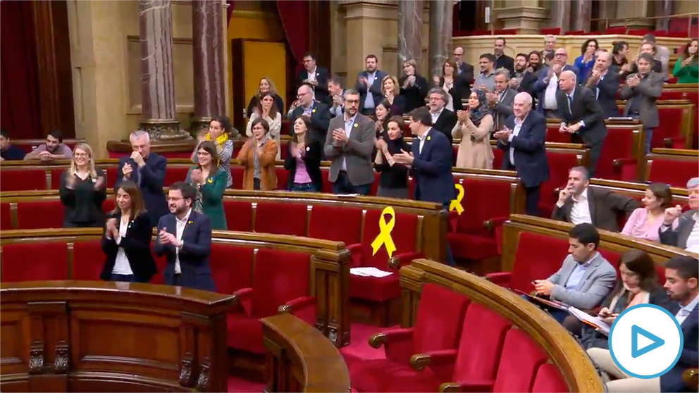 Diputados de ERC, JxCAT y la CUP se ponen de pie en el Parlament para pedir la libertad de Oriol Junqueras.