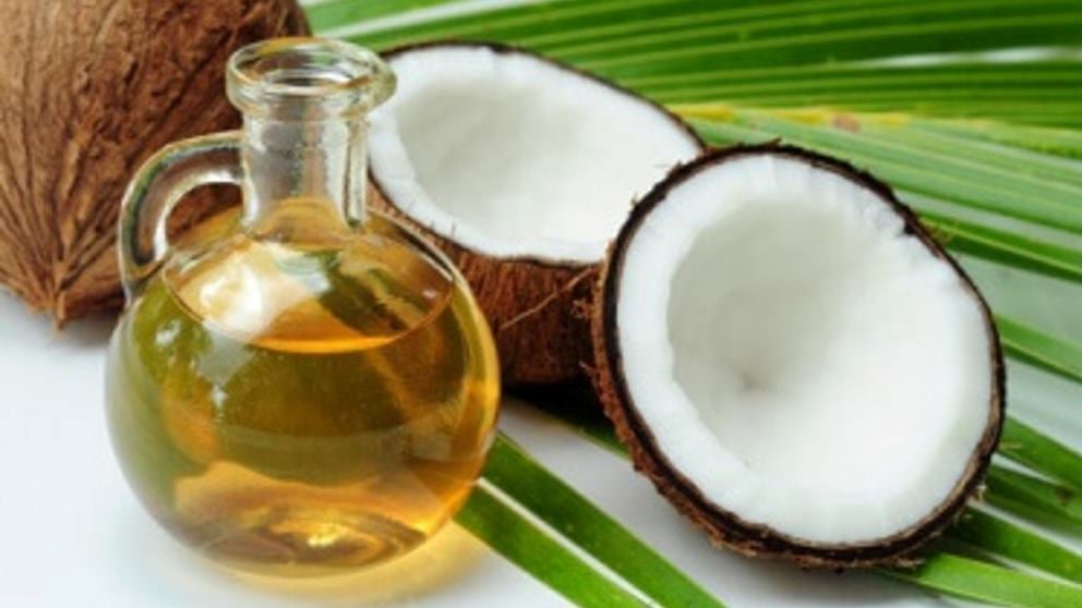 El aceite de coco es muy beneficioso para el cabello