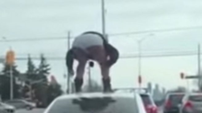 Facebook: Destroza el coche de su novio a patadas en plena calle