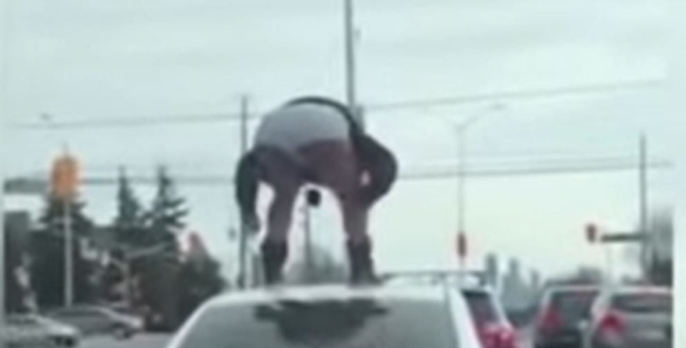 Destroza el coche de su novio en plena calle