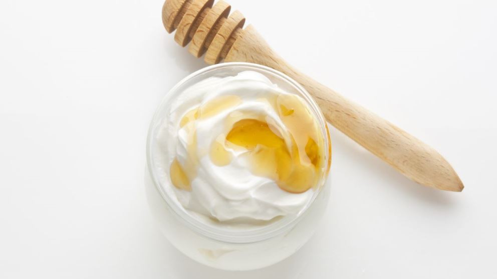 El yogur y la miel son dos ingredientes muy hidratantes