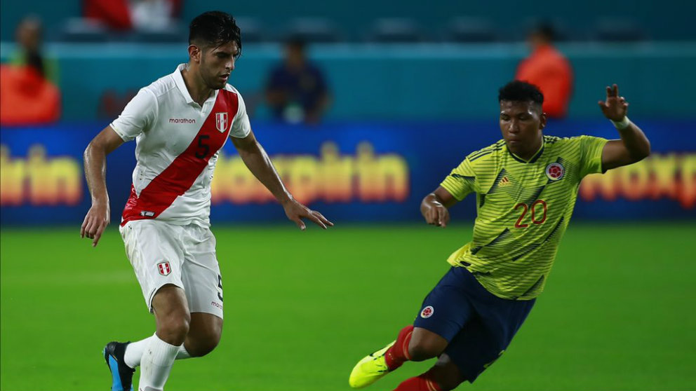 Carlos Zambrano con Perú ante Colombia. (@5zambranocz)