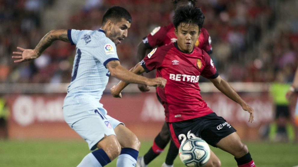 Take Kubo y Ángel Correa. (AFP)