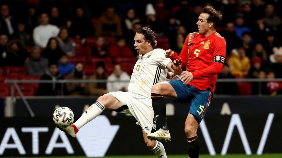 El jugador del equipo Goldstandard Estrellas del Mundo, Nuno Gomes, pelea por el balón con el jugador del combinado de Leyendas de la Selección Española, Carlos Marchena. (EFE)