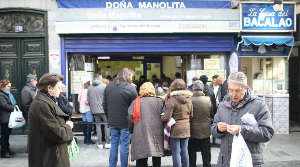 Cola para comprar lotería en Doña Manolita de Madrid