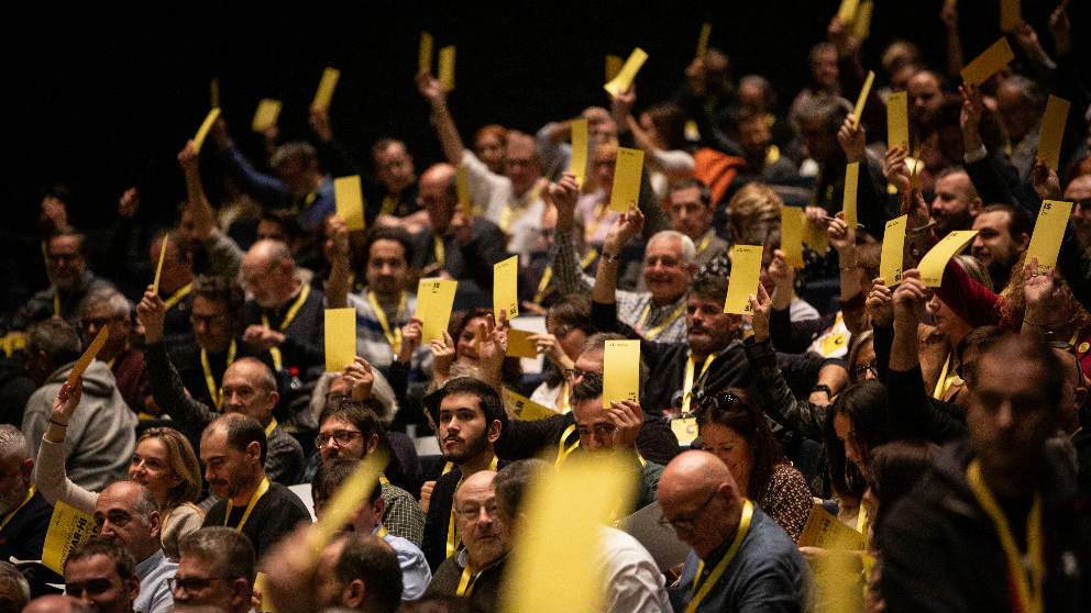 Militantes de ERC muestran sus papeletas en la votación de la ponencia política presentada en el Congreso celebrado este sábadp. (Ep)