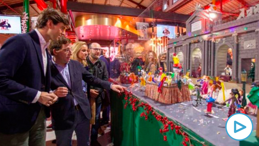 Montesinos y Almeida durante su visita al Mercado (PP)