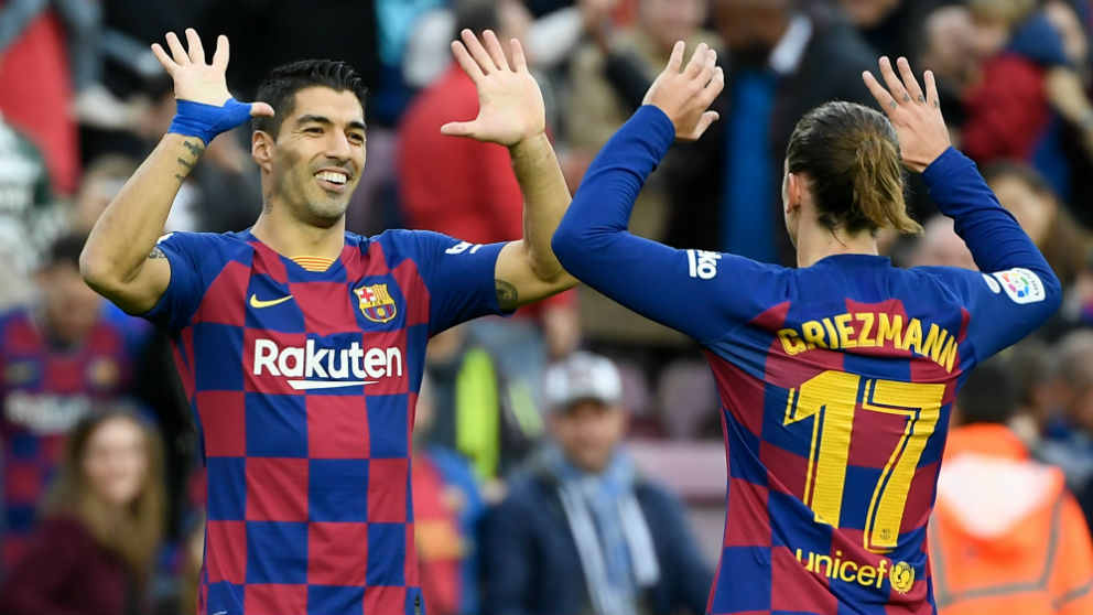 Suárez y Griezmann celebran un gol al Alavés. (AFP)