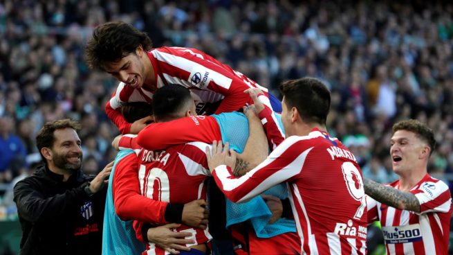 Los jugadores del Atlético celebran el gol de Correa (EFE).