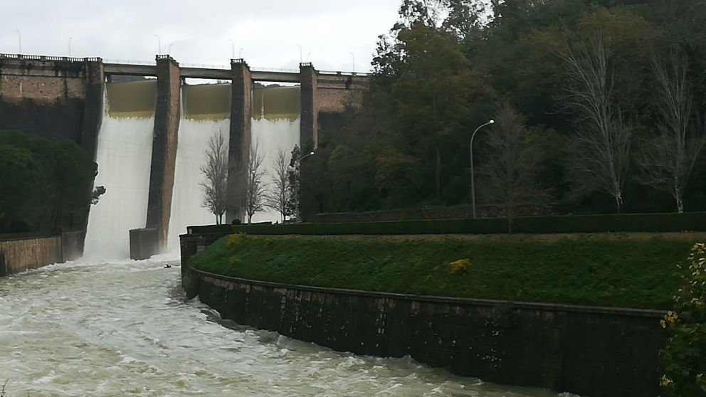 El pantano de los Hurones ha procedido a desembolsar el agua acumulada estos días.