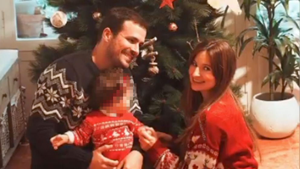 Alberto Garzón y su mujer Anna Ruiz con su árbol de Navidad @IG