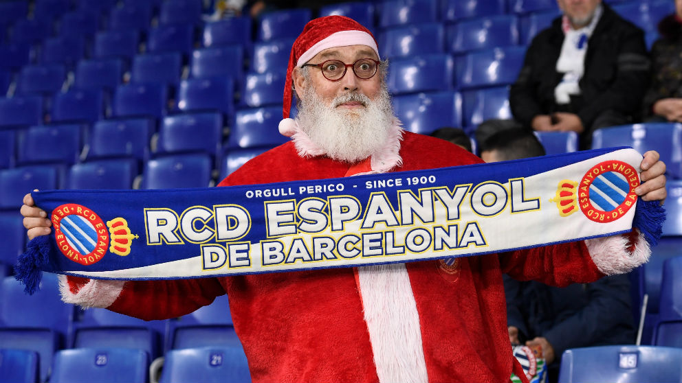 Papá Noel, en el estadio del Espanyol. (AFP)