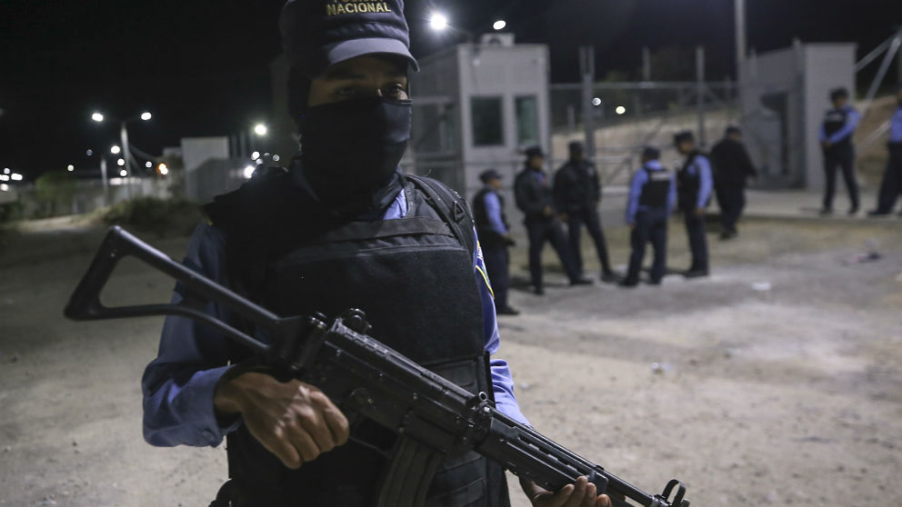 Policías vigilan la entrada a la cárcel El Porvenir, en Honduras, tras la reyerta entre internos que se ha cobrado 19 muertos. (Afp)