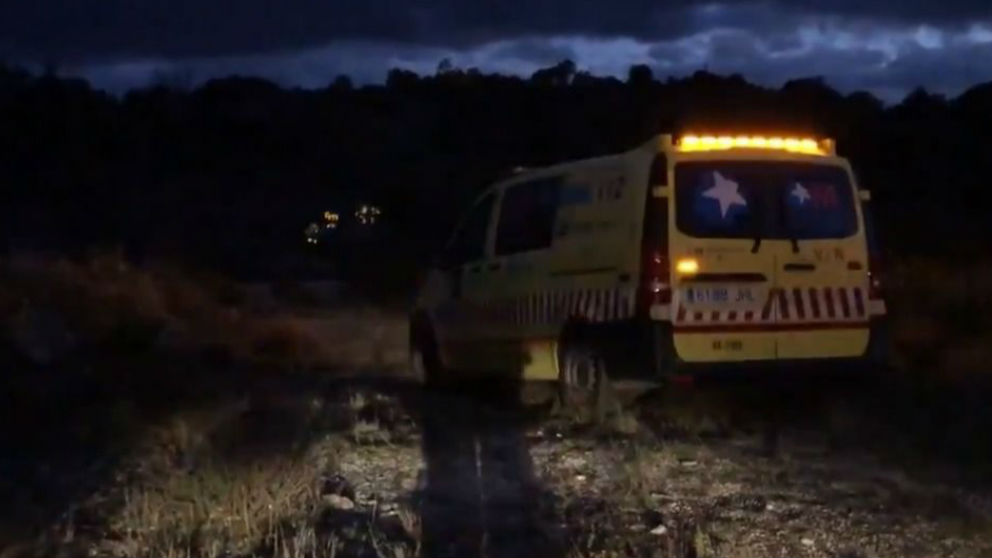 Una ambulancia en el paraje de Valdemanco (Madrid) donde murió la joven por un disparo. (Emergencias 112)