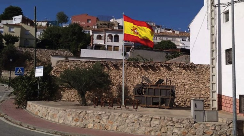 Recreación de la entrada a Orusco de Tajuña, Madrid, con la bandera que propone el PP.
