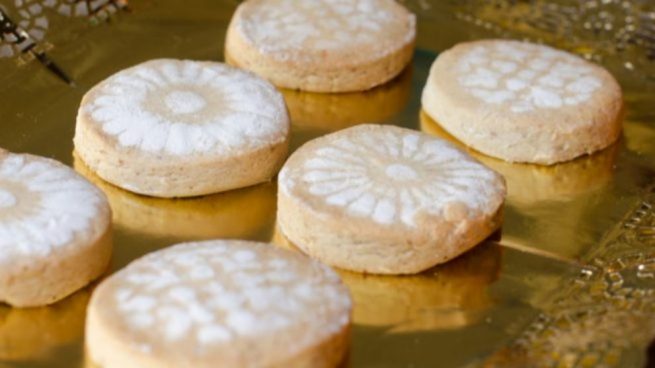 Los polvorones se elaboran mezclando sabiamente con diversos ingredientes.