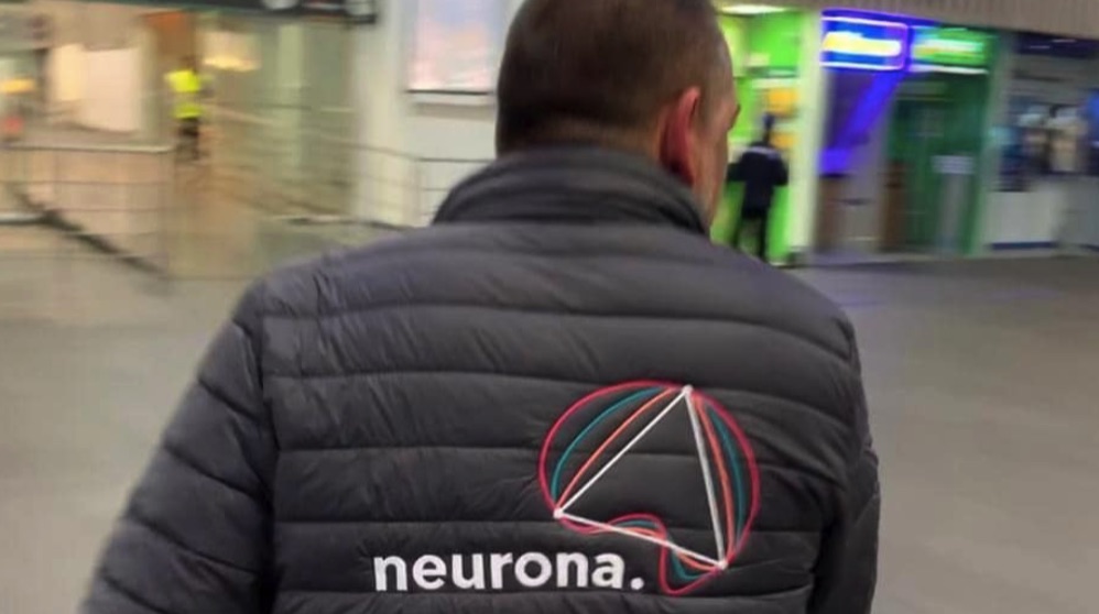 Un trabajador de Neurona trabajando en la campaña electoral de Podemos.