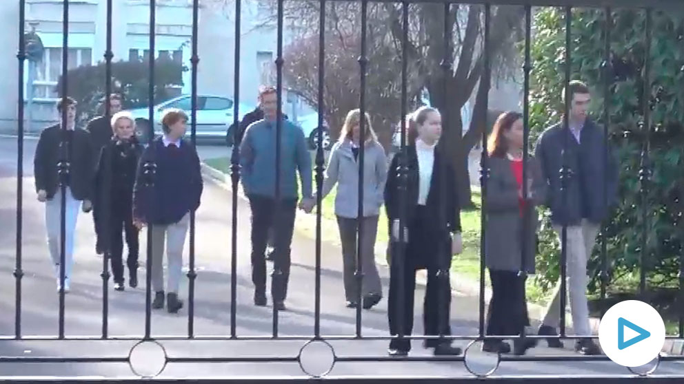 Urdangarin paseando junto a la infanta y sus hijos en Vitoria.