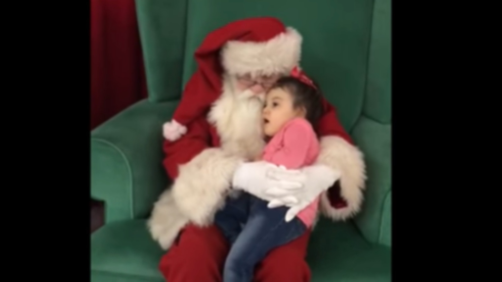 Facebook: Papa Noel acuna a una niña con parálisis cerebral