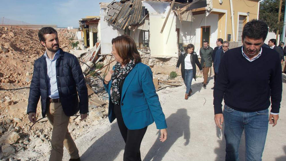 Pablo Casado recorre, esta mañana, las zonas afectadas por la gota fría en Almoradí (Alicante) junto a la alcaldesa de la localidad. (Efe)