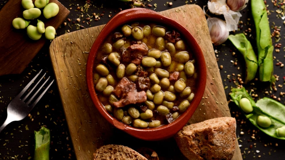 Habas salteadas con morcilla de arroz