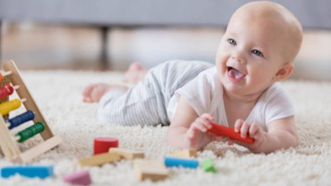 Seis juegos para estimular al bebé de ocho meses