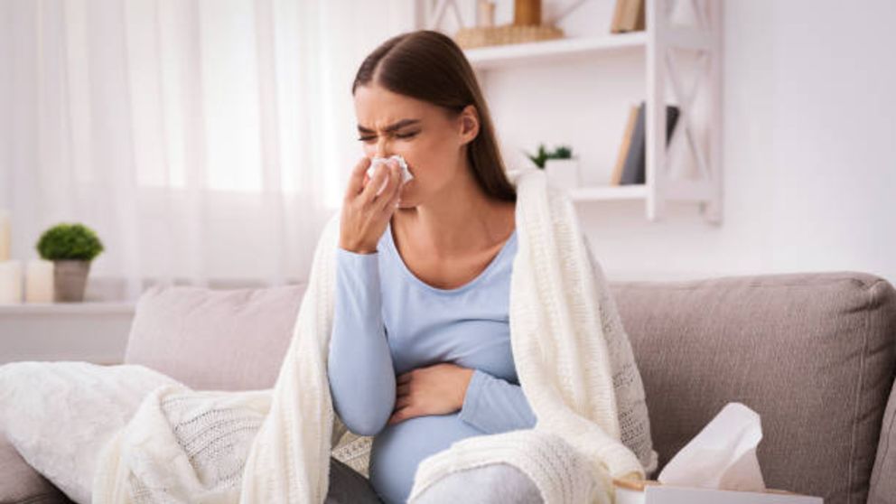 Todas las claves sobre cómo tratar y qué riesgos tiene sufrir la gripe en el embarazo