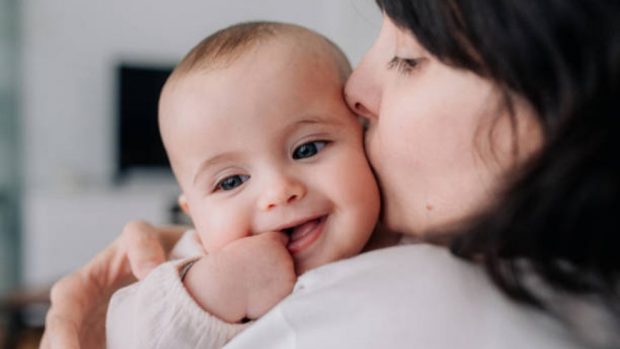 Los abrazos de la madre favorecen el desarrollo psicofísico y cerebral del bebé