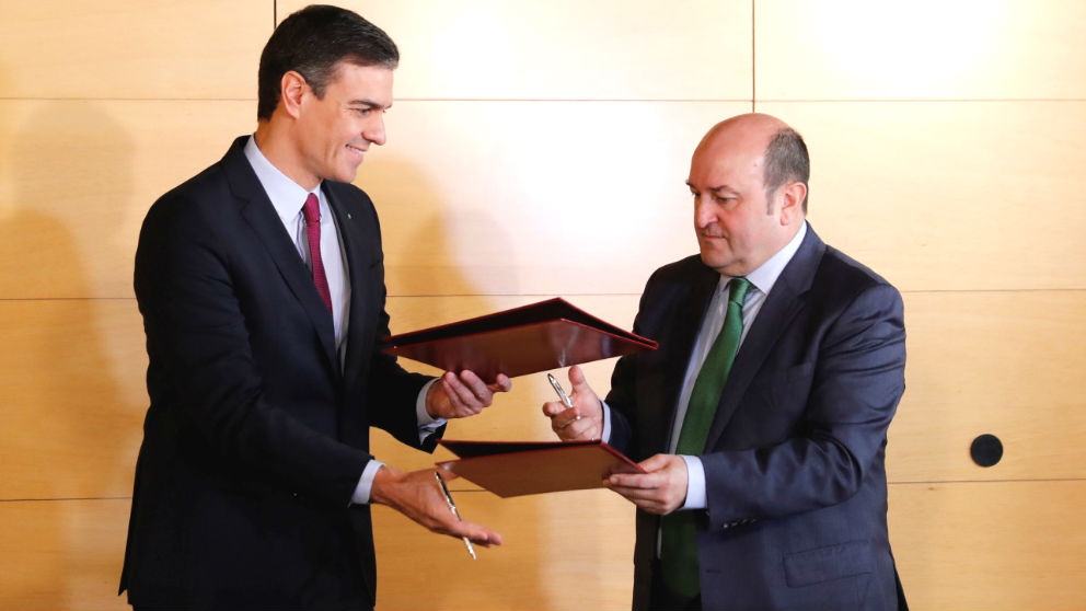 Pedro Sánchez y el presidente del PNV, Andoni Ortuzar (Foto: Efe)